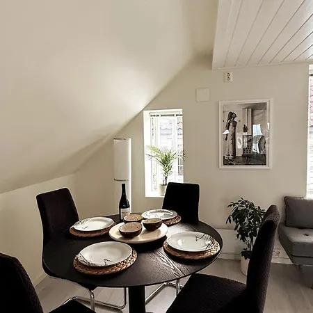 Historic Old Town 2br Duplex, Sea Views & Balcony شقة