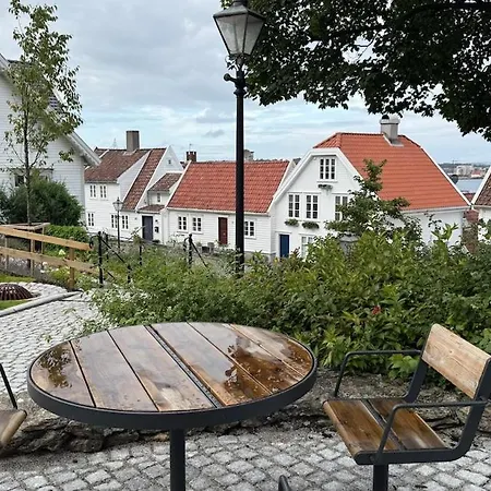 Historic Old Town 2br Duplex, Sea Views & Balcony شقة