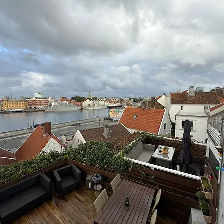 Historic Old Town 2br Duplex, Sea Views & Balcony شقة