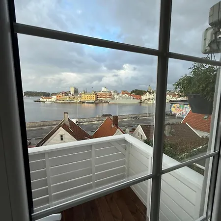 Historic Old Town 2br Duplex, Sea Views & Balcony شقة