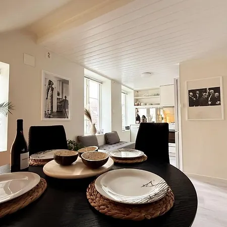Historic Old Town 2br Duplex, Sea Views & Balcony